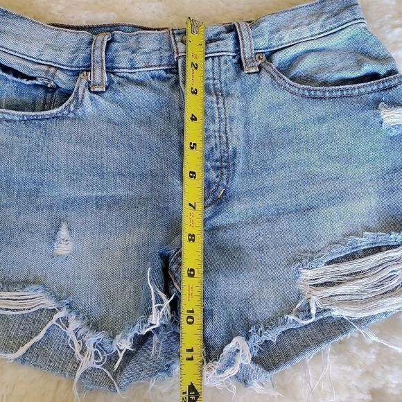 We The Free Women's Short Shorts Size 26 Regulas Distressed - Picture 4 of 6